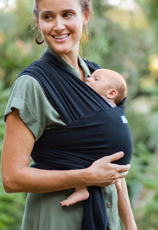 Mama trägt Baby im Classic Moby Wrap Black
