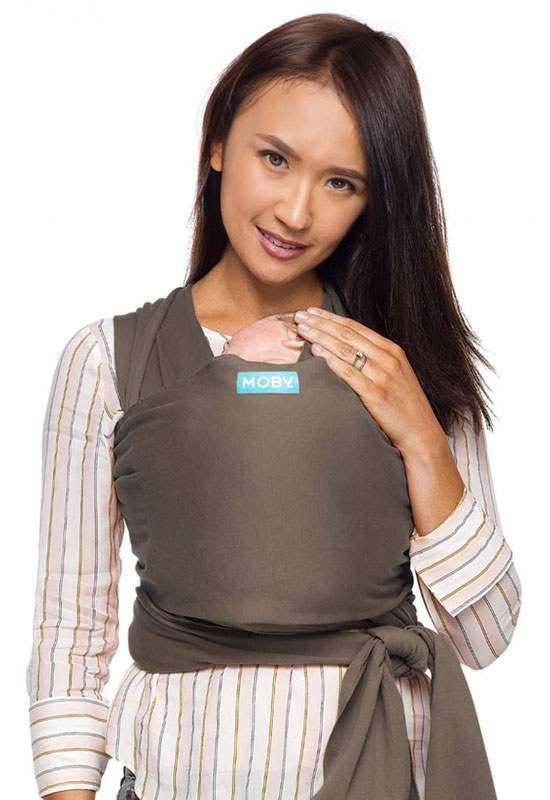 Das elastische Moby Wrap Tragetuch in der Farbe Classic Cacao