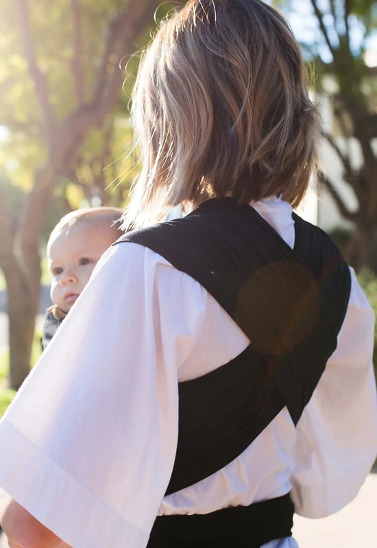Sonne schein auf Mama mit Baby im Moby Black